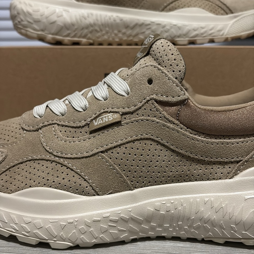 NWT Women's Vans UltraRange Neo VR3 Shoes - VN000CWESQ7 - Picture 3 of 11
